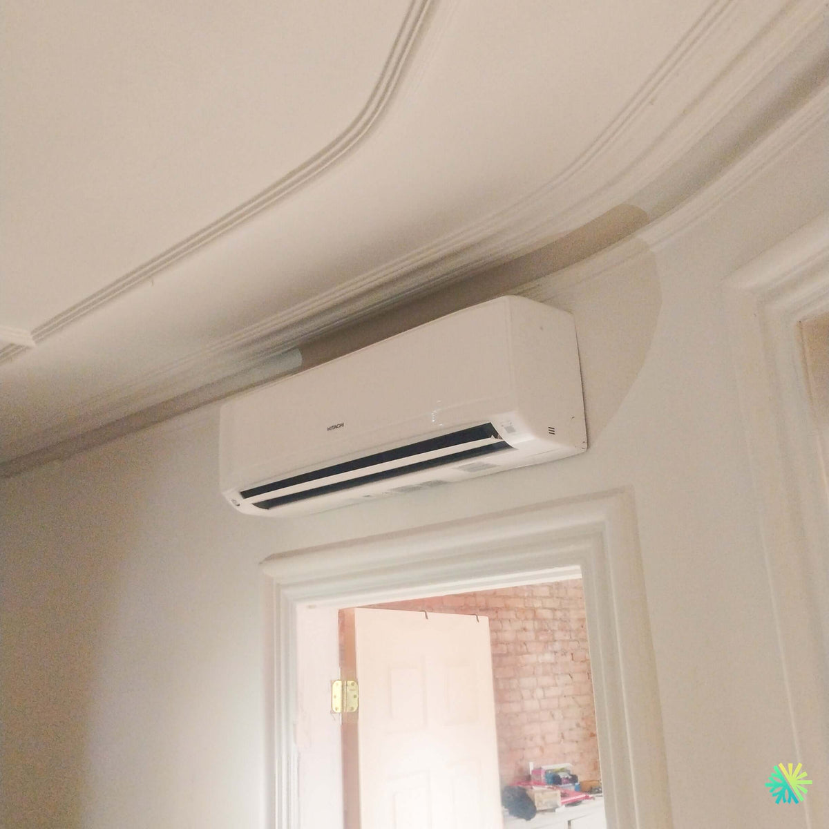 Installation d’une thermopompe multizone triple zone HITACHI airHome Multi à Laval-des-Rapides, Laval