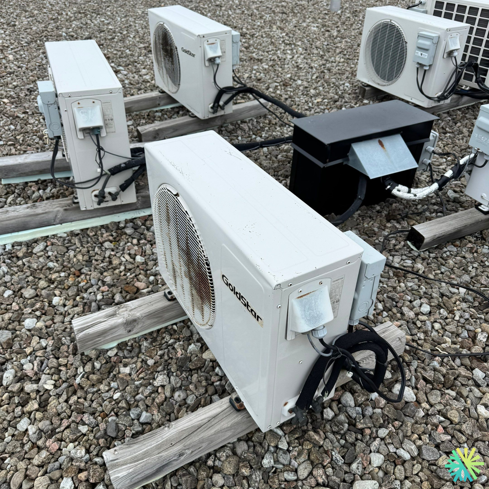 Réparation de thermopompe murale Goldstar sur toit de condo à Ville-Marie (Montréal)