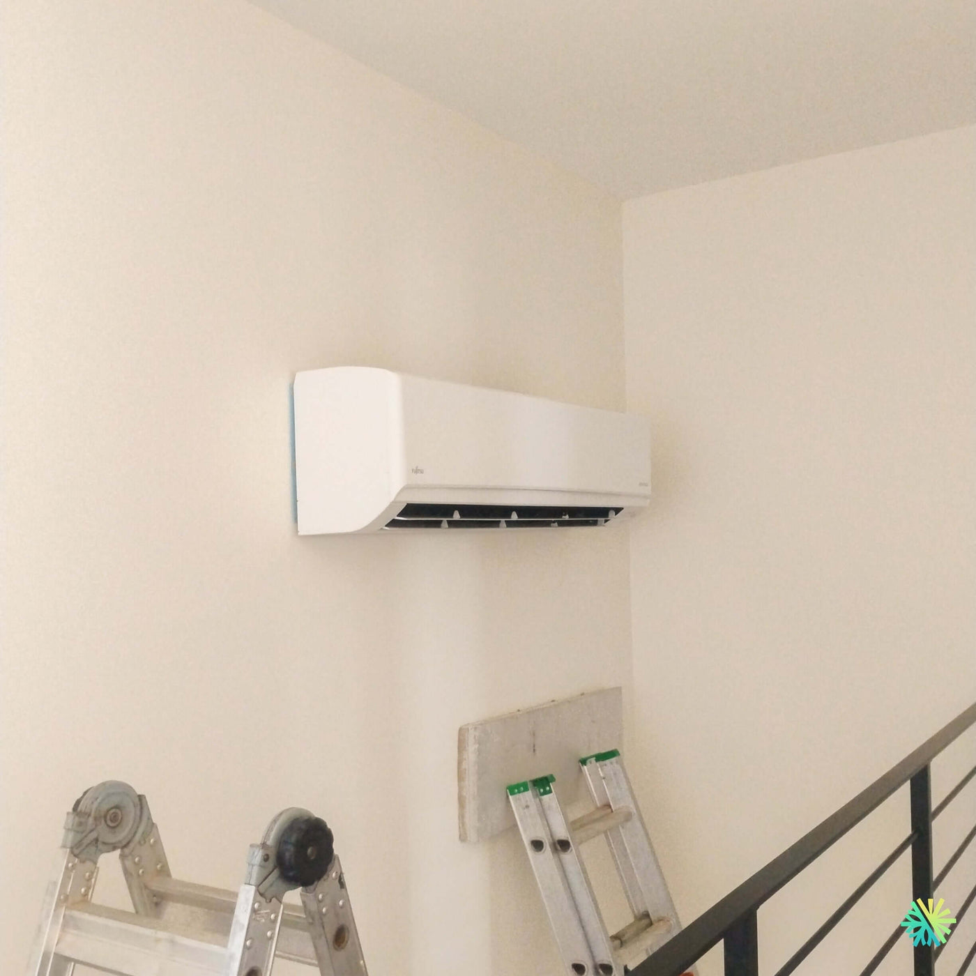 Installation d’une thermopompe murale FUJITSU ORION XLTH KZAH R-32 18 000 BTU à Montréal : un projet précis dans un espace vertical exigeant