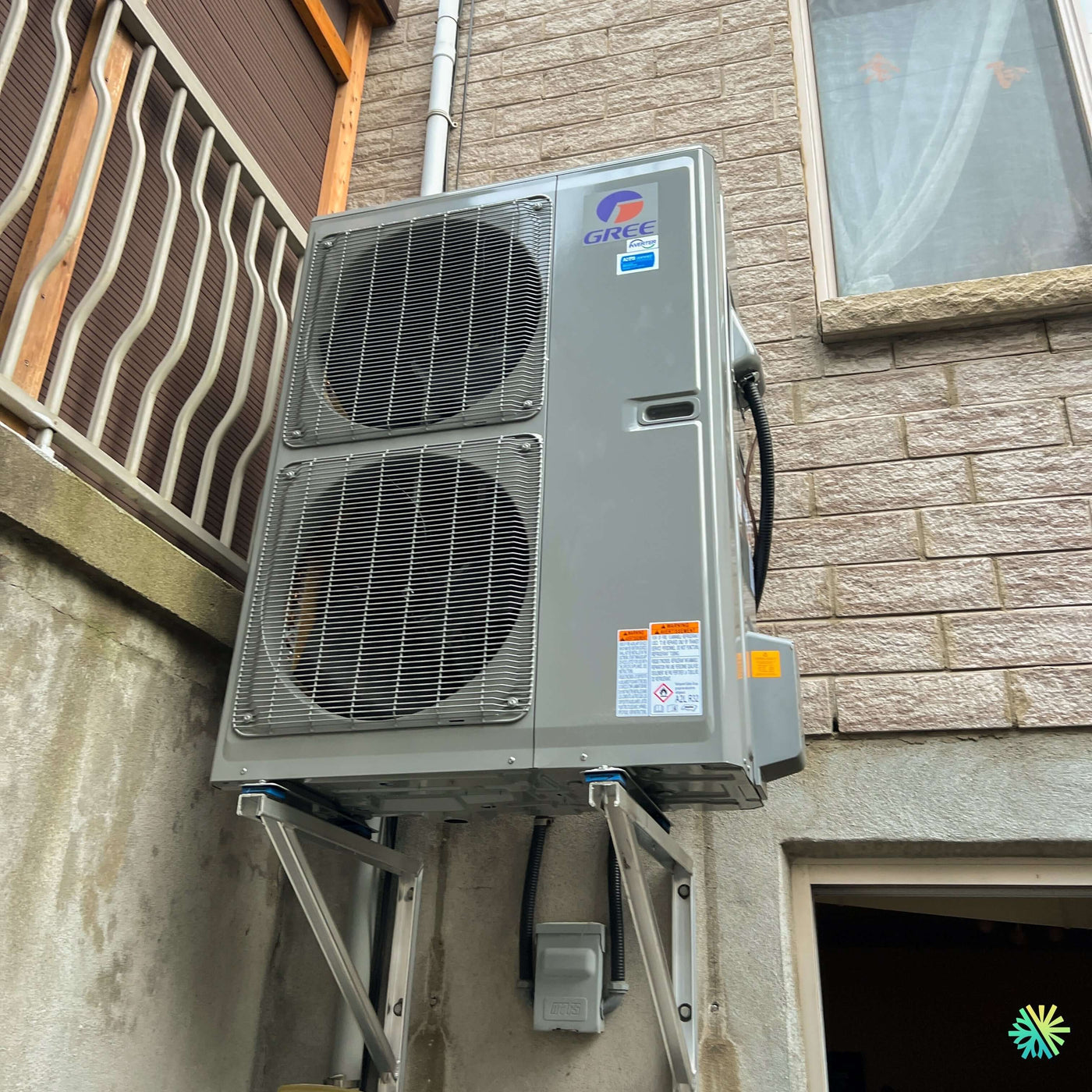 Installation d’une thermopompe centrale GREE R32 à Rivière-des-Prairies–Pointe-aux-Trembles, Montréal : une solution CVAC robuste installée en hauteur pour un confort quatre saisons