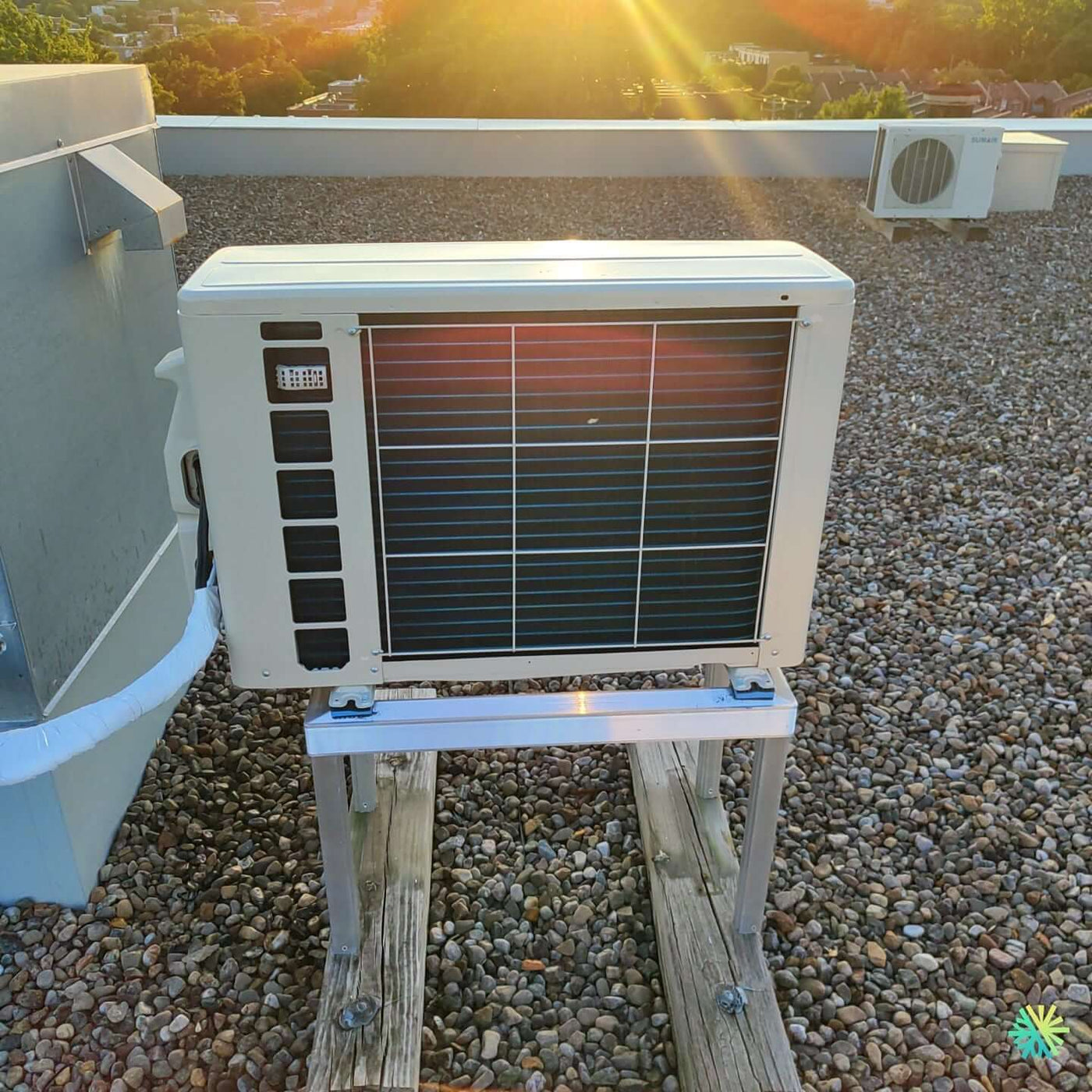 Installation d’une thermopompe murale Gree sur toit plat à Ville-Marie