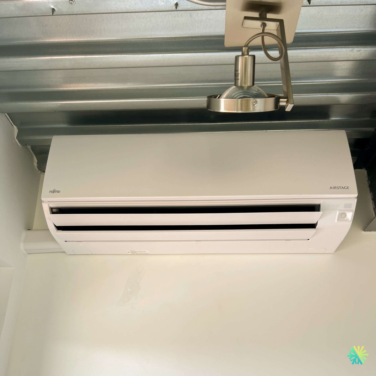 Installation d’une thermopompe murale FUJITSU ORION XLTH+ à Carignan : intégration soignée sous un plafond métallique apparent