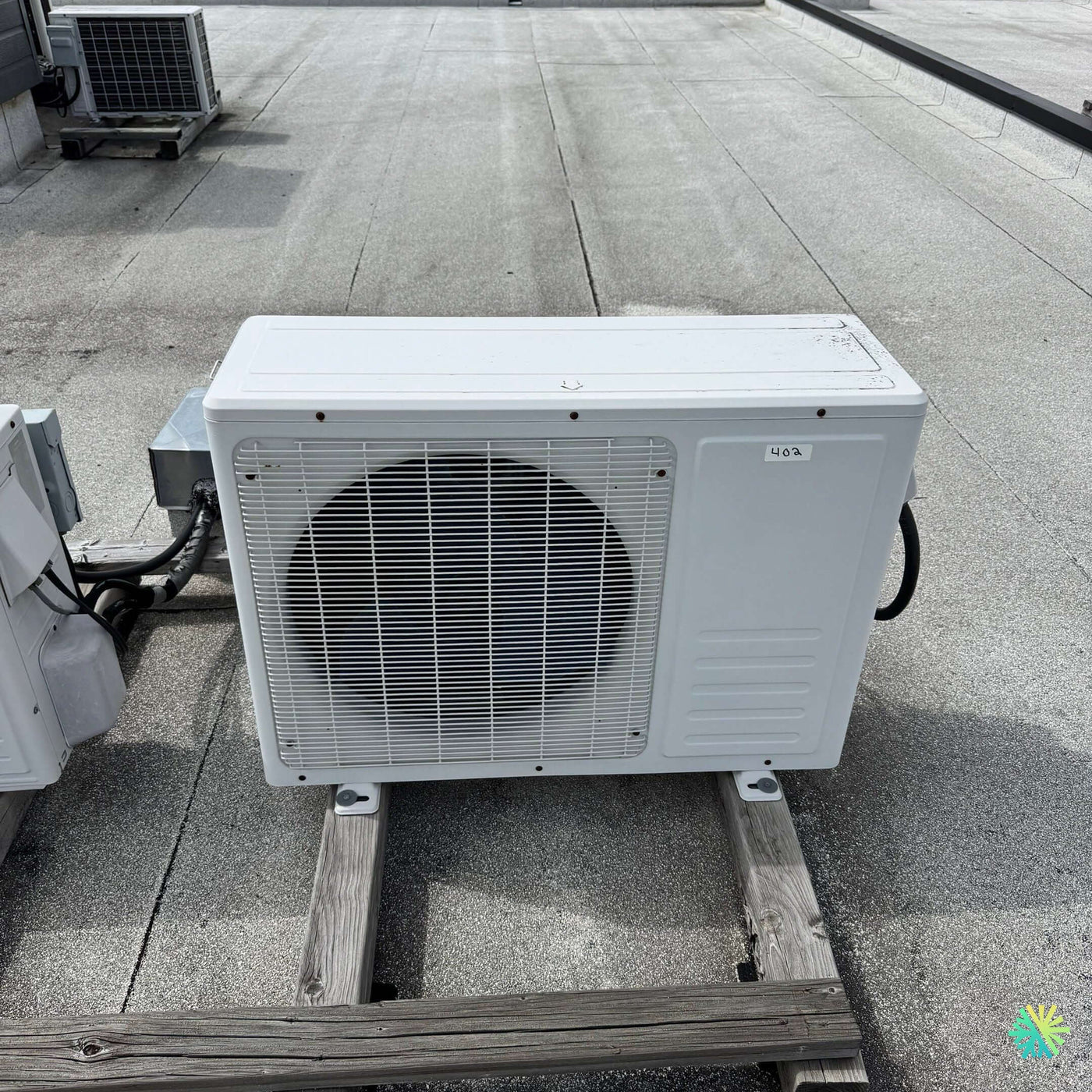 Réparation d’une thermopompe Midea sur le toit d’un immeuble à Côte-des-Neiges