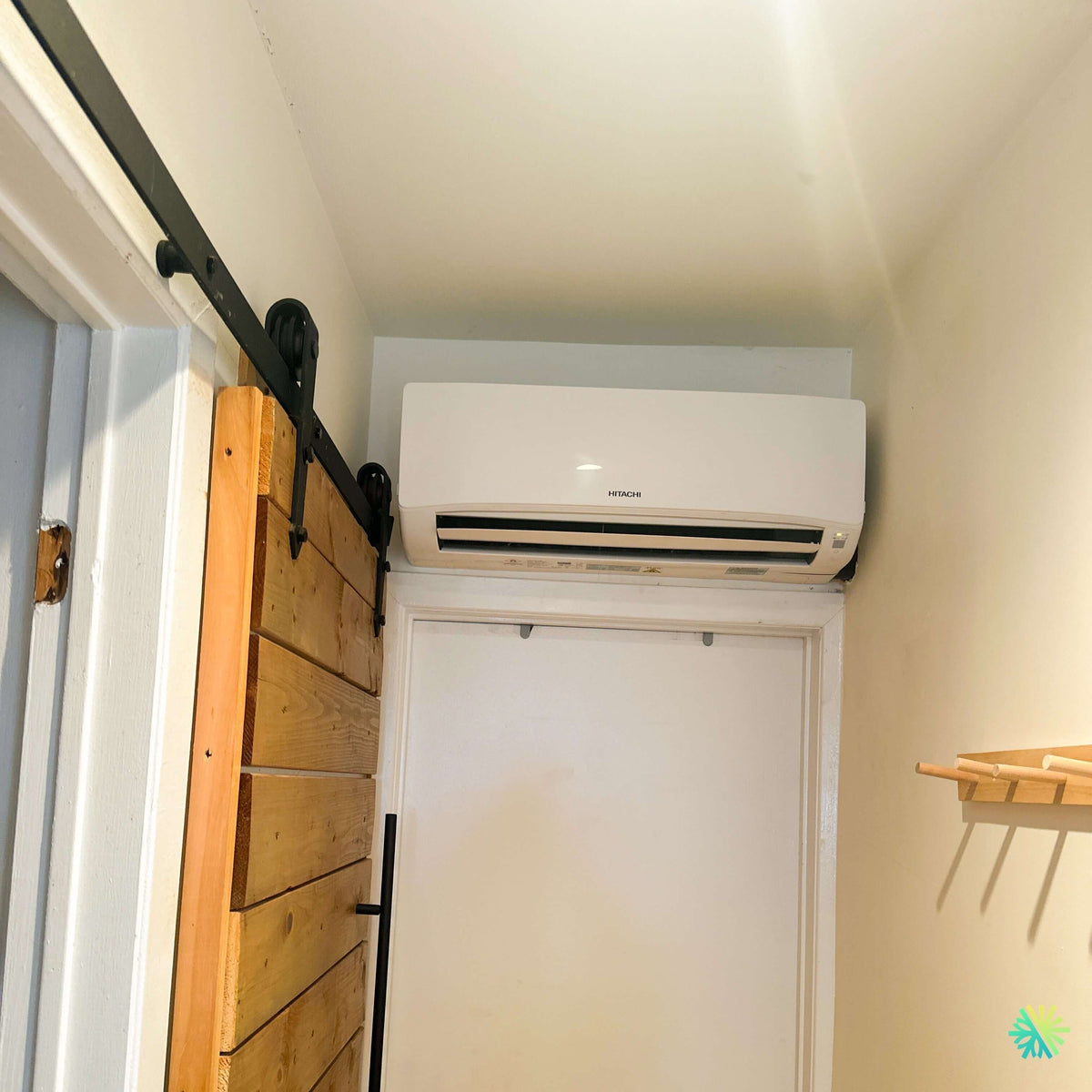Installation d’une thermopompe murale Hitachi airHome 400 dans un passage étroit à Outremont, Montréal