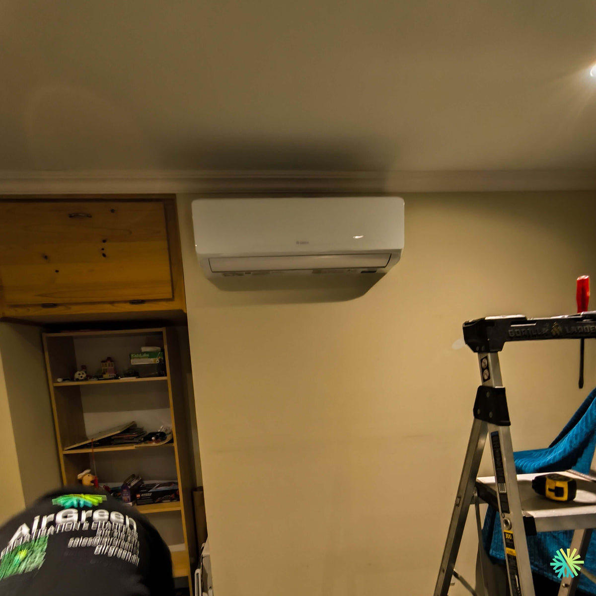 Installation d’une thermopompe murale GREE CHARMO R32 à Baie-D’Urfé : un projet discret, précis et parfaitement adapté à une pièce de vie résidentielle