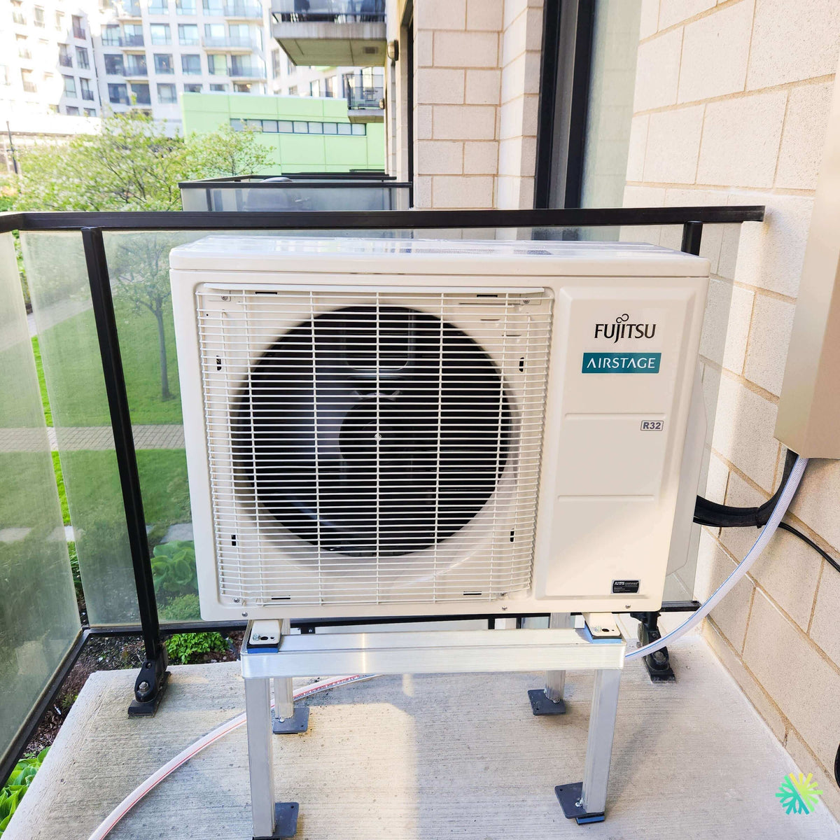 Installation d’une thermopompe murale FUJITSU AIRSTAGE ORION XLTH R-32 sur balcon à Saint-Barnabé-Sud