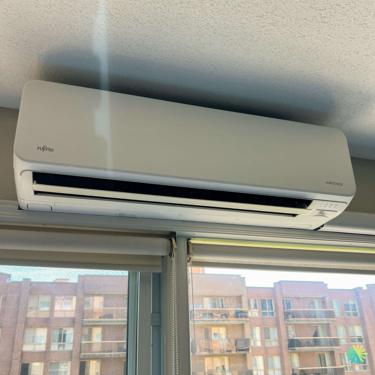Installation d’une thermopompe murale FUJITSU AIRSTAGE ORION XLTH+ à Venise-en-Québec : intégration compacte au-dessus d’une grande fenêtre pour un chauffage jusqu’à -30 °C