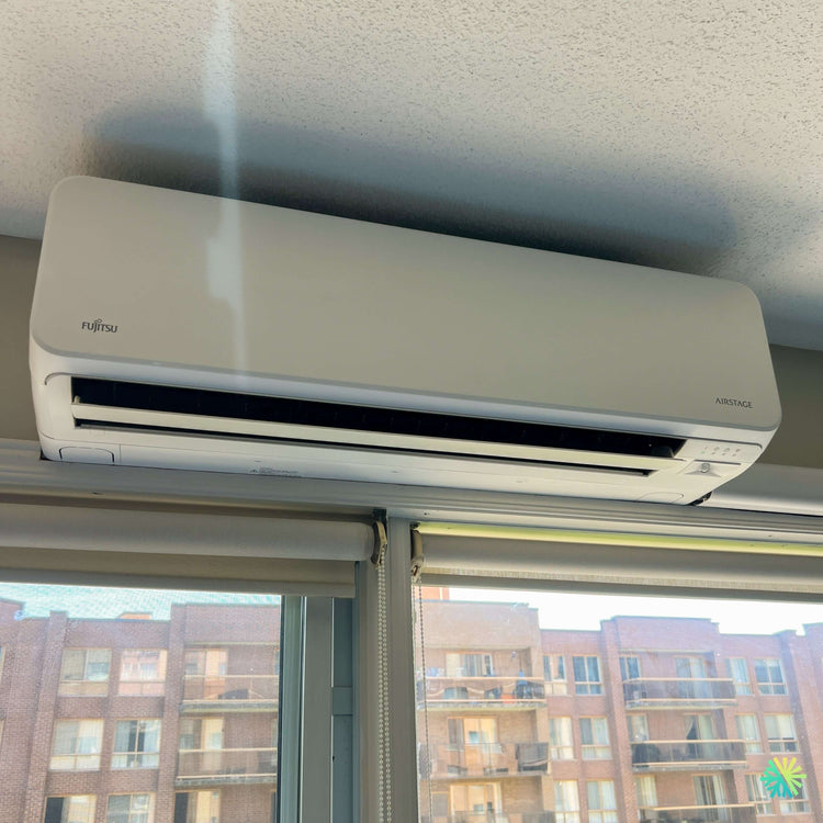Installation d’une thermopompe murale FUJITSU AIRSTAGE ORION XLTH+ à Venise-en-Québec : intégration compacte au-dessus d’une grande fenêtre pour un chauffage jusqu’à -30 °C