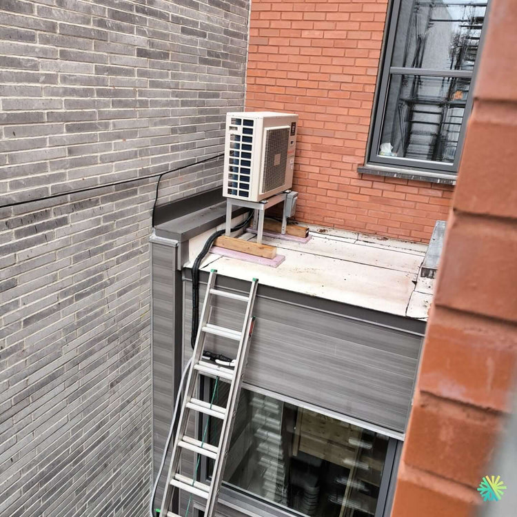 Installation d’une thermopompe centrale Gree sur toit plat à Rosemont–La Petite-Patrie