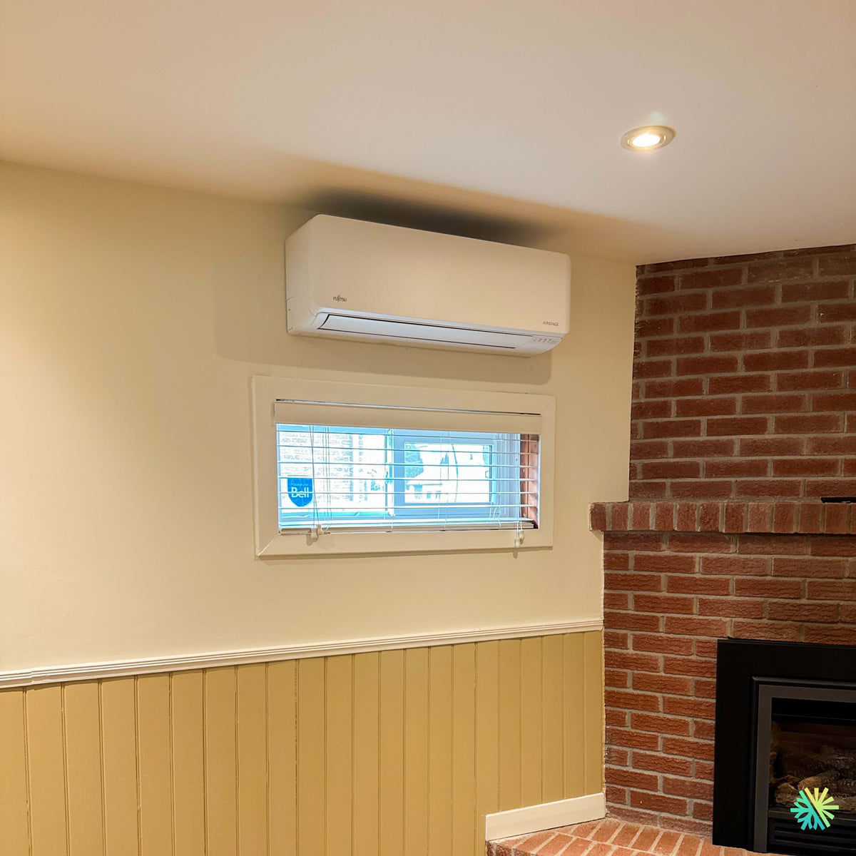 Installation d’une thermopompe murale Fujitsu AIRSTAGE Altair 500 à Saint-Antoine-sur-Richelieu dans un espace intérieur compact près d’un foyer