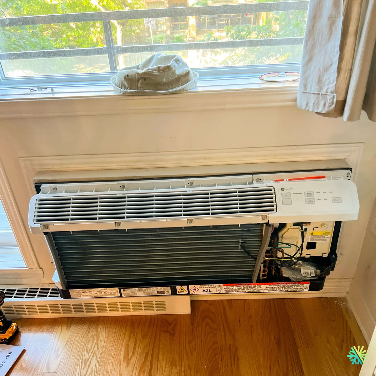Installation of a GENERAL ELECTRIC Zoneline PTAC under a window in Upton, Montérégie