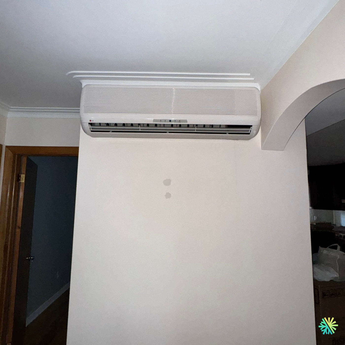 Installation d’une thermopompe murale Gree dans un condo à Côte-des-Neiges, Montréal