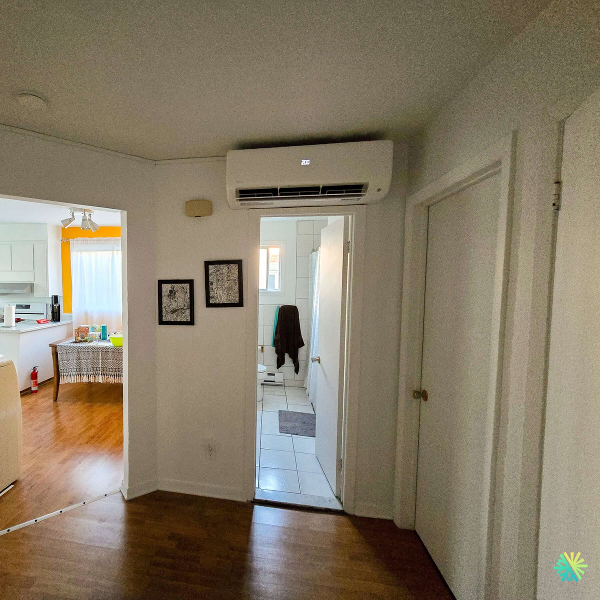 Installation d’une thermopompe murale MIDEA MIDEA35 à Verchères : intégration au-dessus d’une ouverture intérieure pour optimiser l’espace disponible