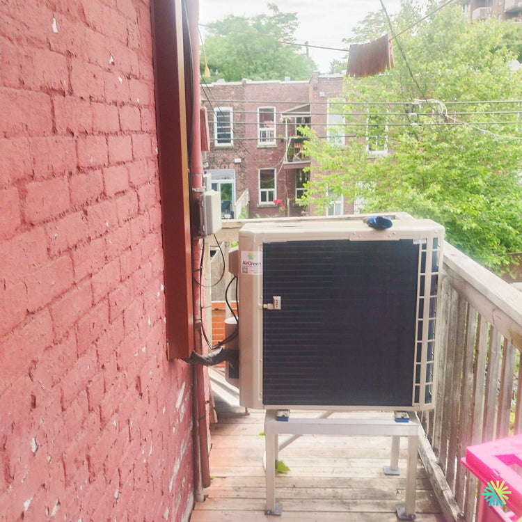 Installation d’une thermopompe multizone double zone Hitachi airHome Multi sur un balcon à Anjou, Montréal