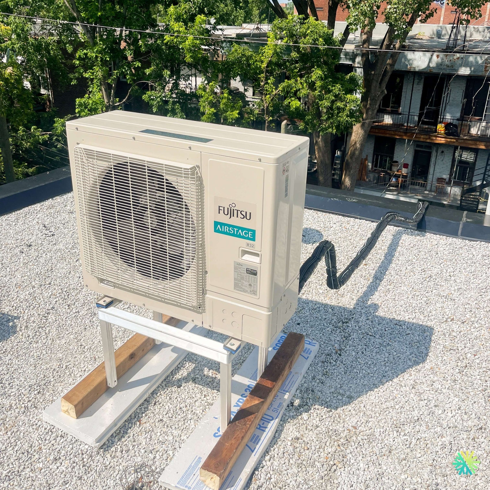 Installation d’une thermopompe murale Fujitsu AIRSTAGE Altair 500 sur toiture plate à Sainte-Anne-de-Sabrevois