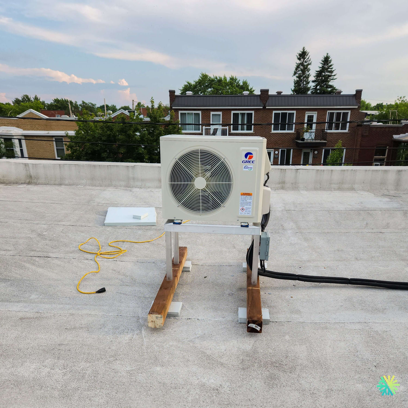 Installation d’une thermopompe GREE avec cassette de plafond à Saint-François, Laval