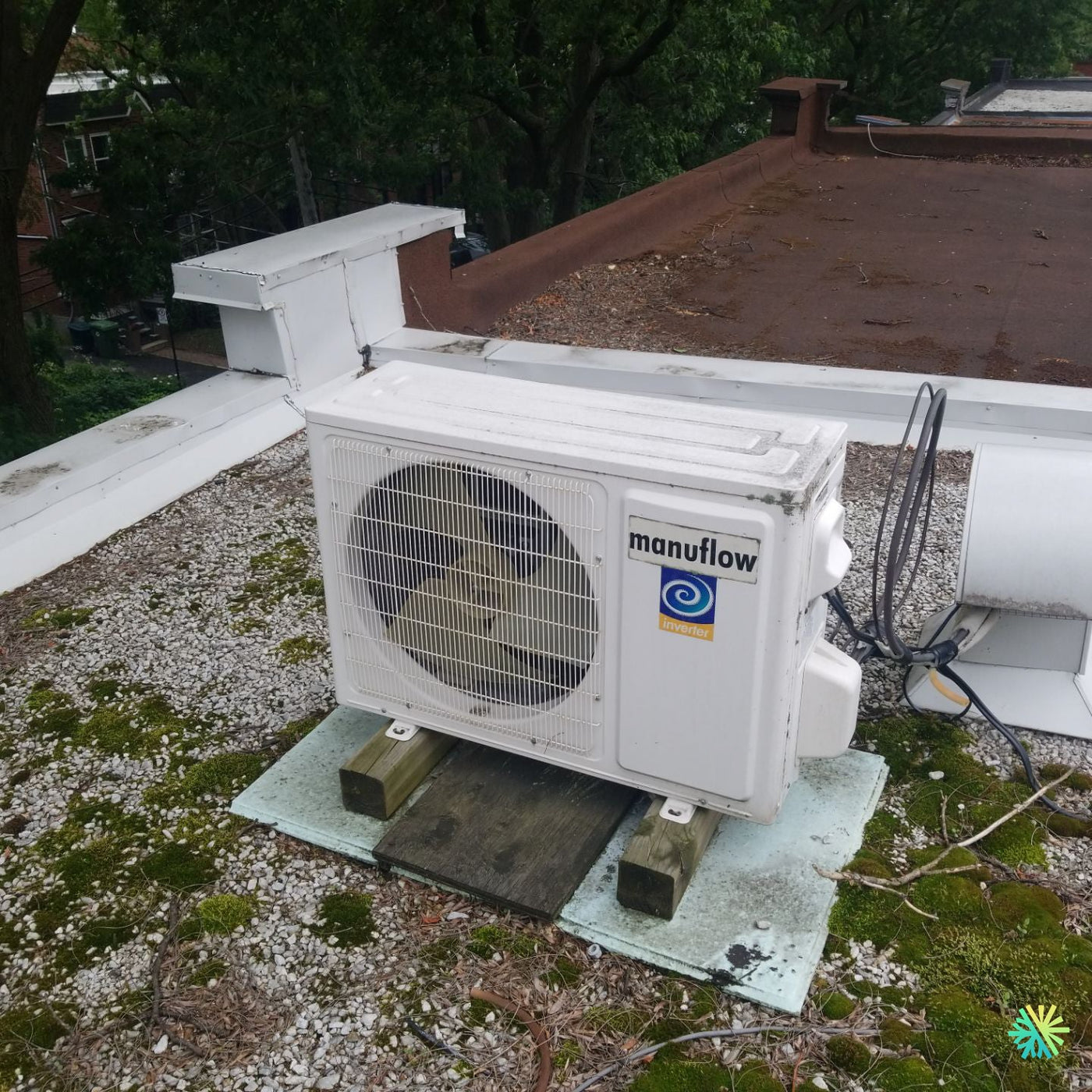 Nettoyage d’une thermopompe Manuflow sur un toit à Côte-des-Neiges