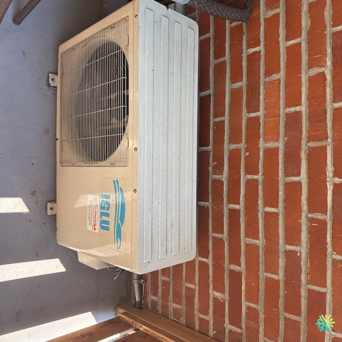 Nettoyage d’une unité extérieure de climatiseur mural à Pointe-Claire