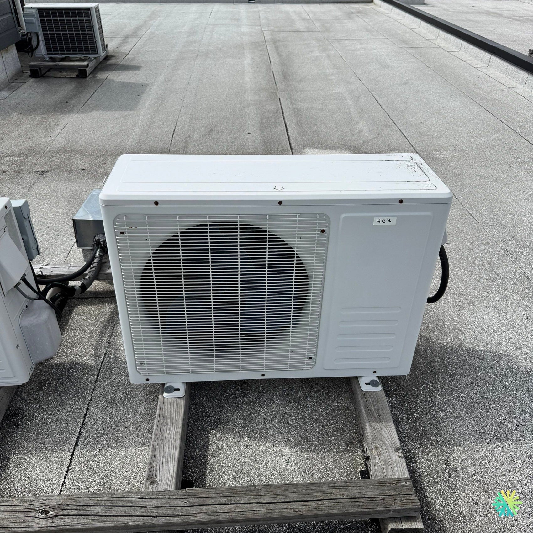 Réparation d’une thermopompe Midea sur le toit d’un immeuble à Côte-des-Neiges