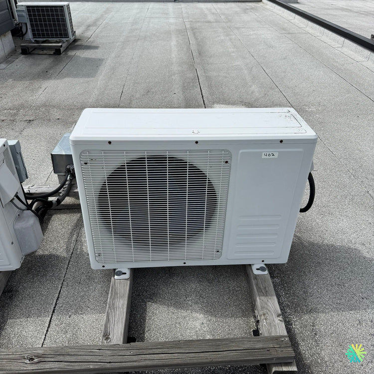 Réparation d’une thermopompe Midea sur le toit d’un immeuble à Côte-des-Neiges