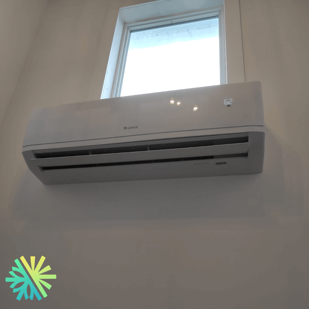 Installation d'un Mini Split Gree Extreme à Longueuil, Rive-Sud par AirGreen, unité fixée au mur sous une fenêtre lumineuse.