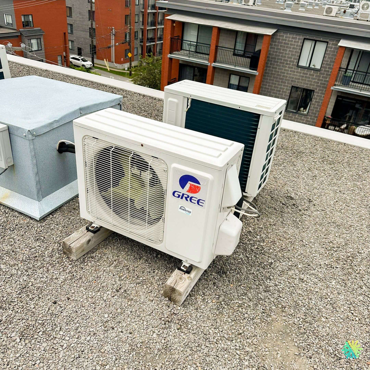 Thermopompe centrale et plafonds cathédrales : pourquoi l’approche doit être différente