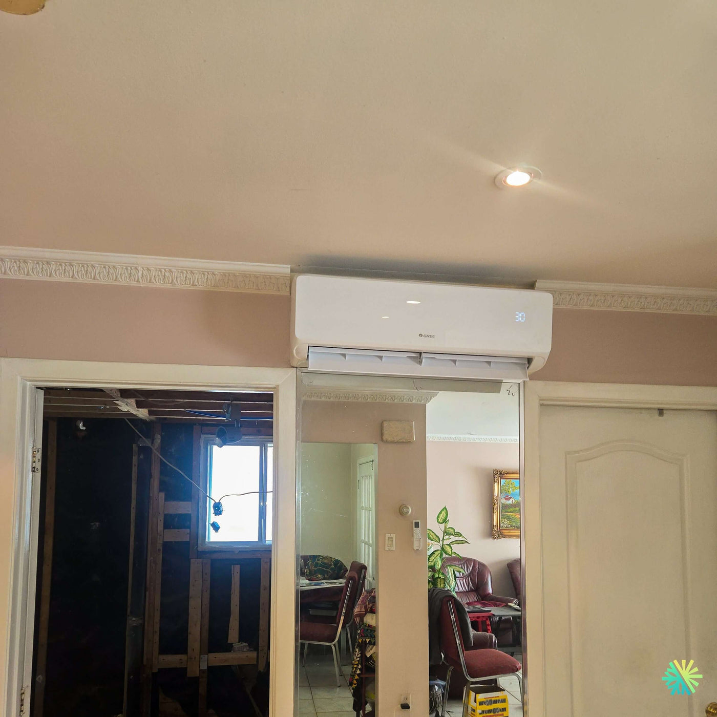 Installation d’une thermopompe murale GREE VITA R32 à Mercier–Hochelaga-Maisonneuve, Montréal : climatiseur mini split installé dans un espace intérieur en rénovation