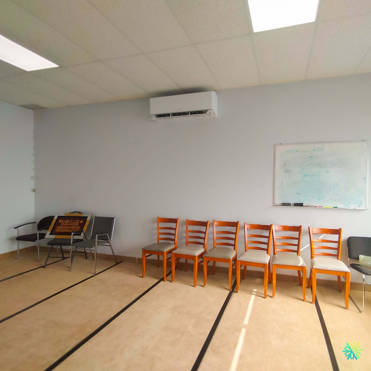 Installation d’une thermopompe murale GREE AIRY R32 à Auteuil, Laval : confort discret et performance CVAC pour une salle polyvalente