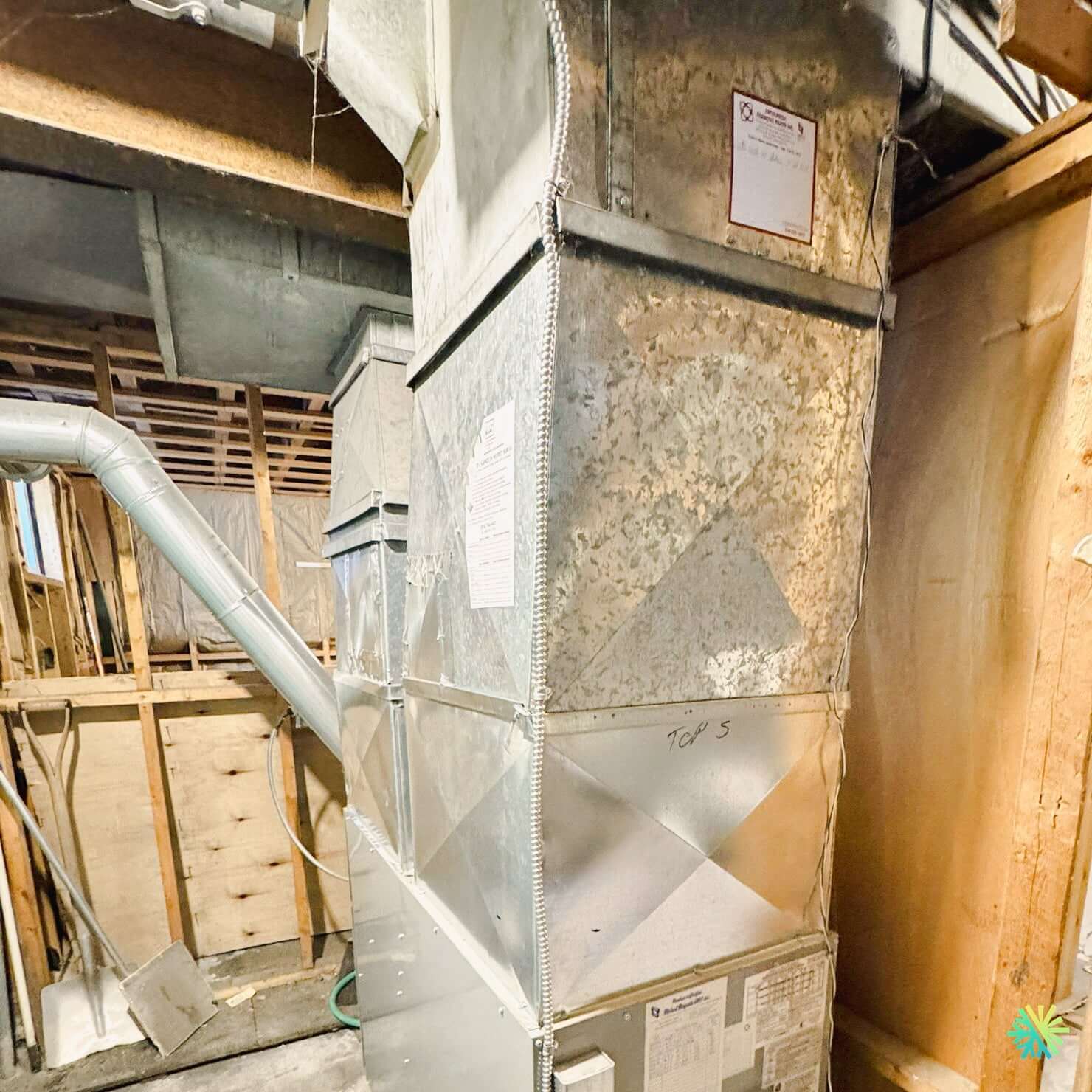 5 erreurs de bricoleurs qui endommagent leur thermopompe centrale (sans même s’en rendre compte)