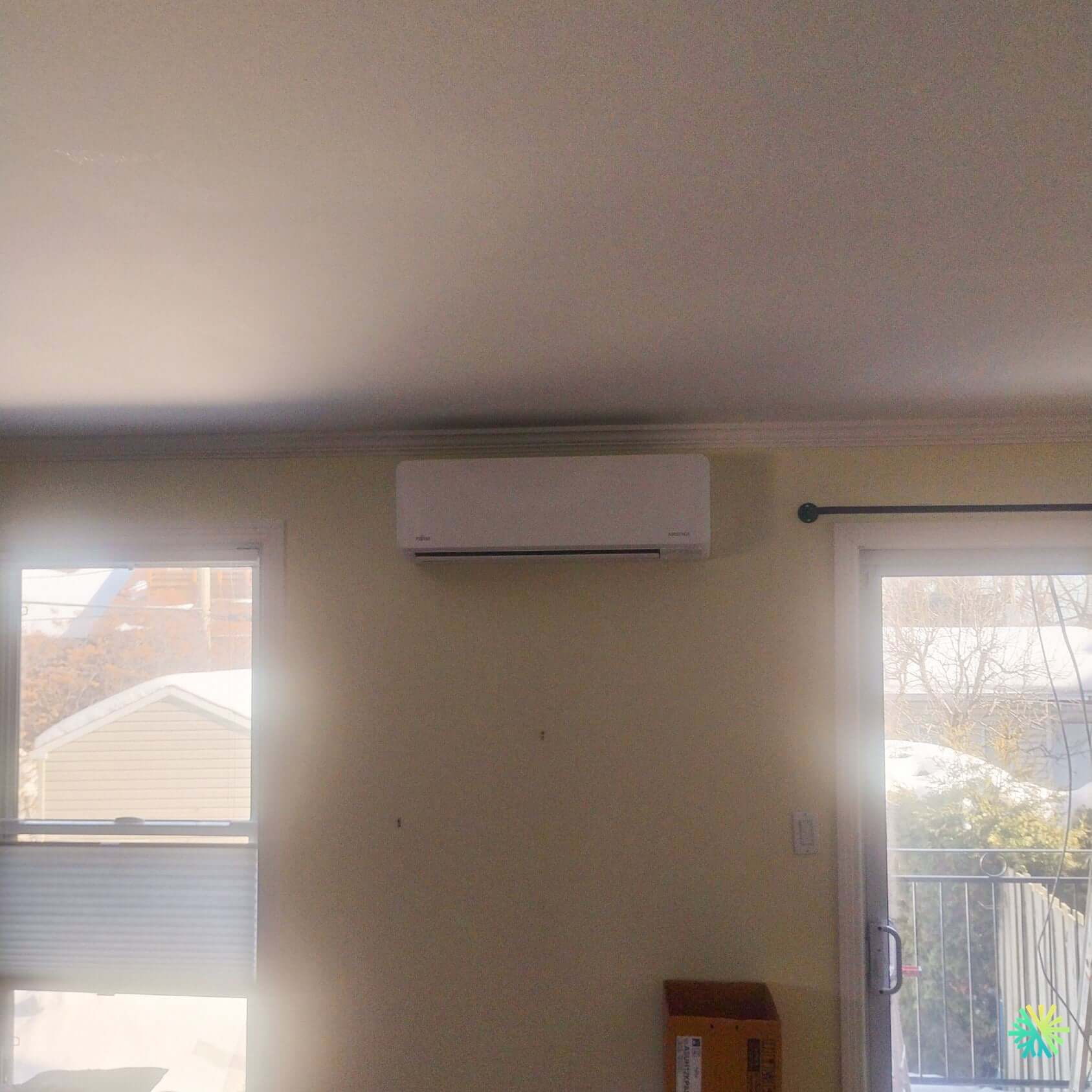 Installation d’une thermopompe murale FUJITSU ALTAIR 300 Mini Split à Anjou : une solution compacte et efficace pour un espace lumineux avec de grandes fenêtres
