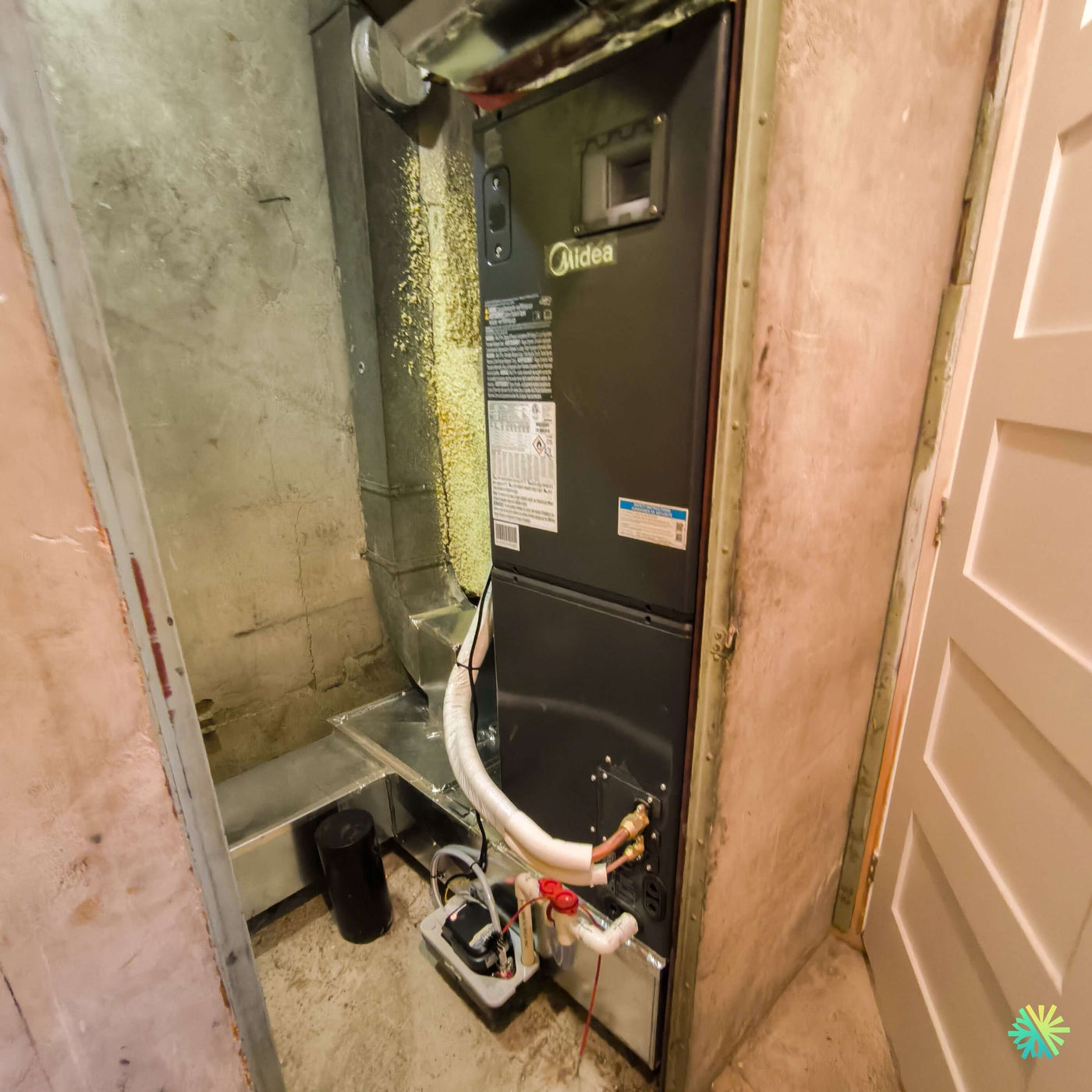 Installation d’une fournaise électrique MIDEA EVOX G3 2 tonnes à Île-des-Sœurs : système central compact avec air handler dans un espace mécanique restreint
