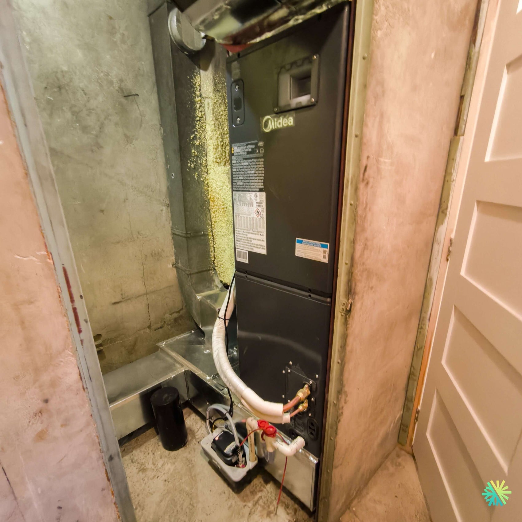Installation d’une fournaise électrique MIDEA EVOX G3 2 tonnes à Île-des-Sœurs : système central compact avec air handler dans un espace mécanique restreint