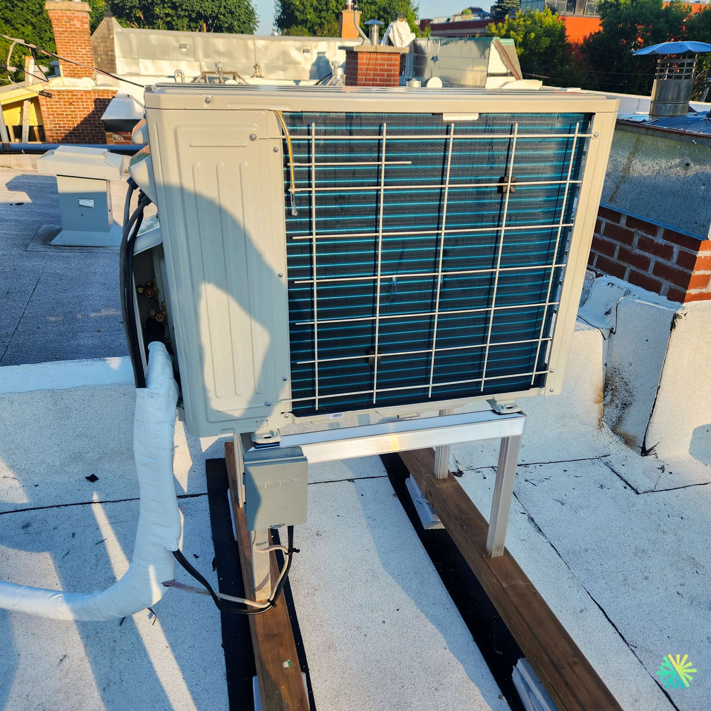 Installation d’une thermopompe GREE FREE MATCH R32 Quad-Zone avec 4 têtes à Montréal-Nord sur toiture résidentielle