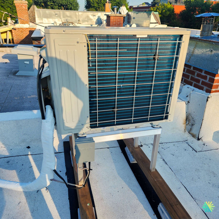 Installation d’une thermopompe GREE FREE MATCH R32 Quad-Zone avec 4 têtes à Montréal-Nord sur toiture résidentielle