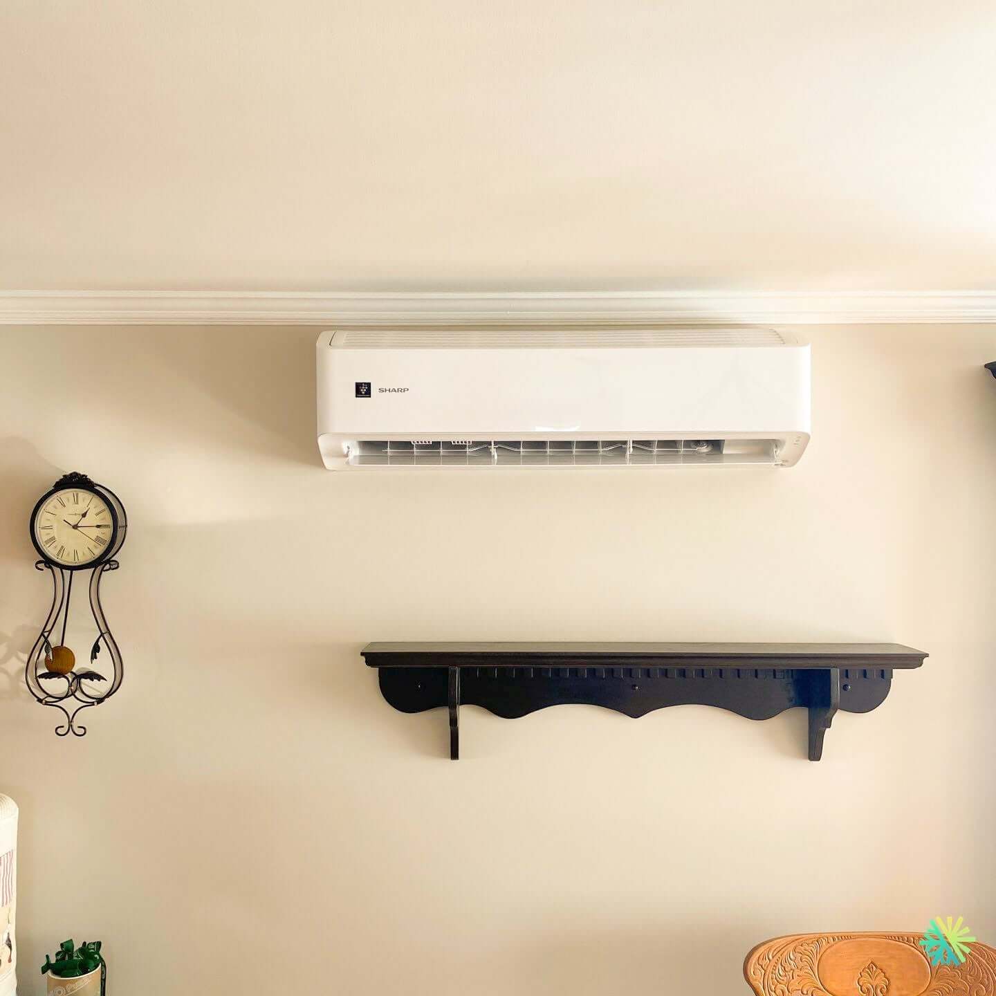 Une installation discrète et performante d'une thermopompe murale SHARP ZU1 12 000 BTU à Laval