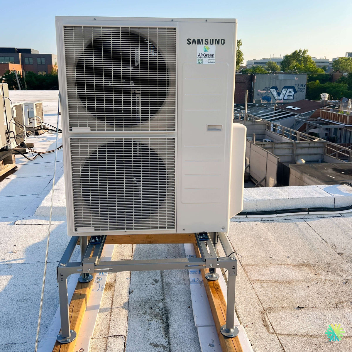 Installation d’une thermopompe double zone Samsung Premium FJM sur un toit à Rosemère, sur la Rive-Nord