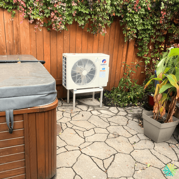 Installation d’une thermopompe Gree FreeMatch sur terrasse à Rosemont–La Petite-Patrie (Montréal)