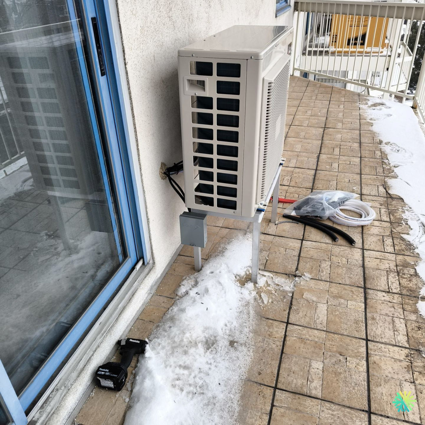Installation d’une Sharp ZU1 thermopompe murale à l’Île-des-Sœurs