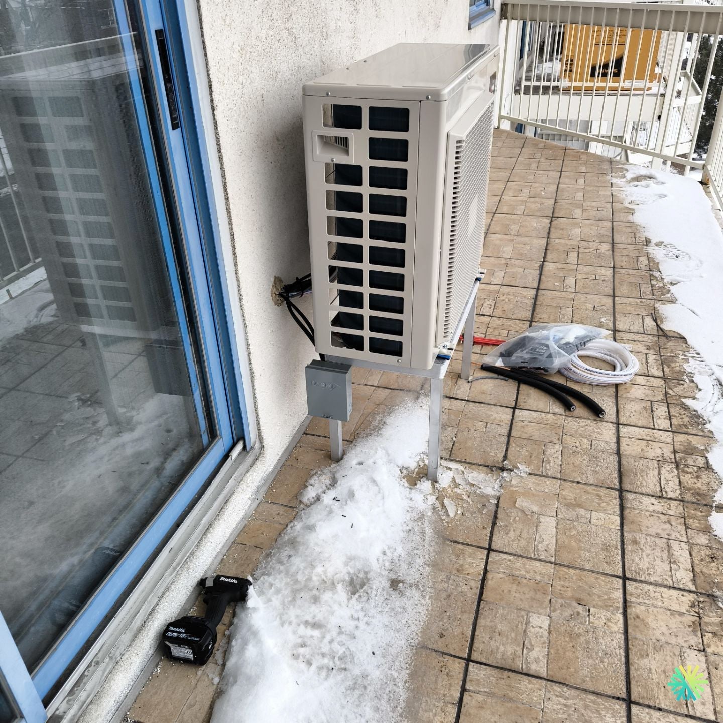 Installation d’une Sharp ZU1 thermopompe murale à l’Île-des-Sœurs