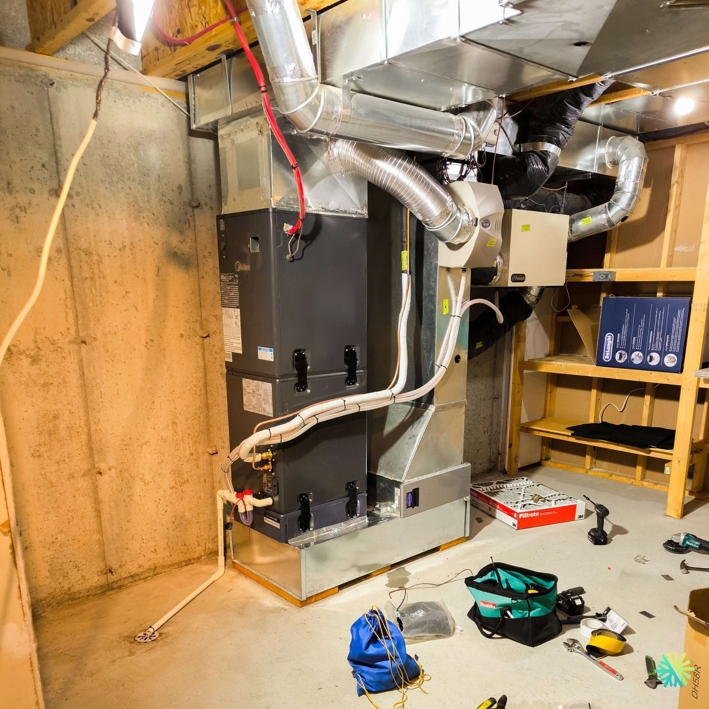 Installation d’une Fournaise Électrique MIDEA EVOX G3 2.5 Tonnes à Sainte-Catherine : système central avec air handler dans un sous-sol résidentiel