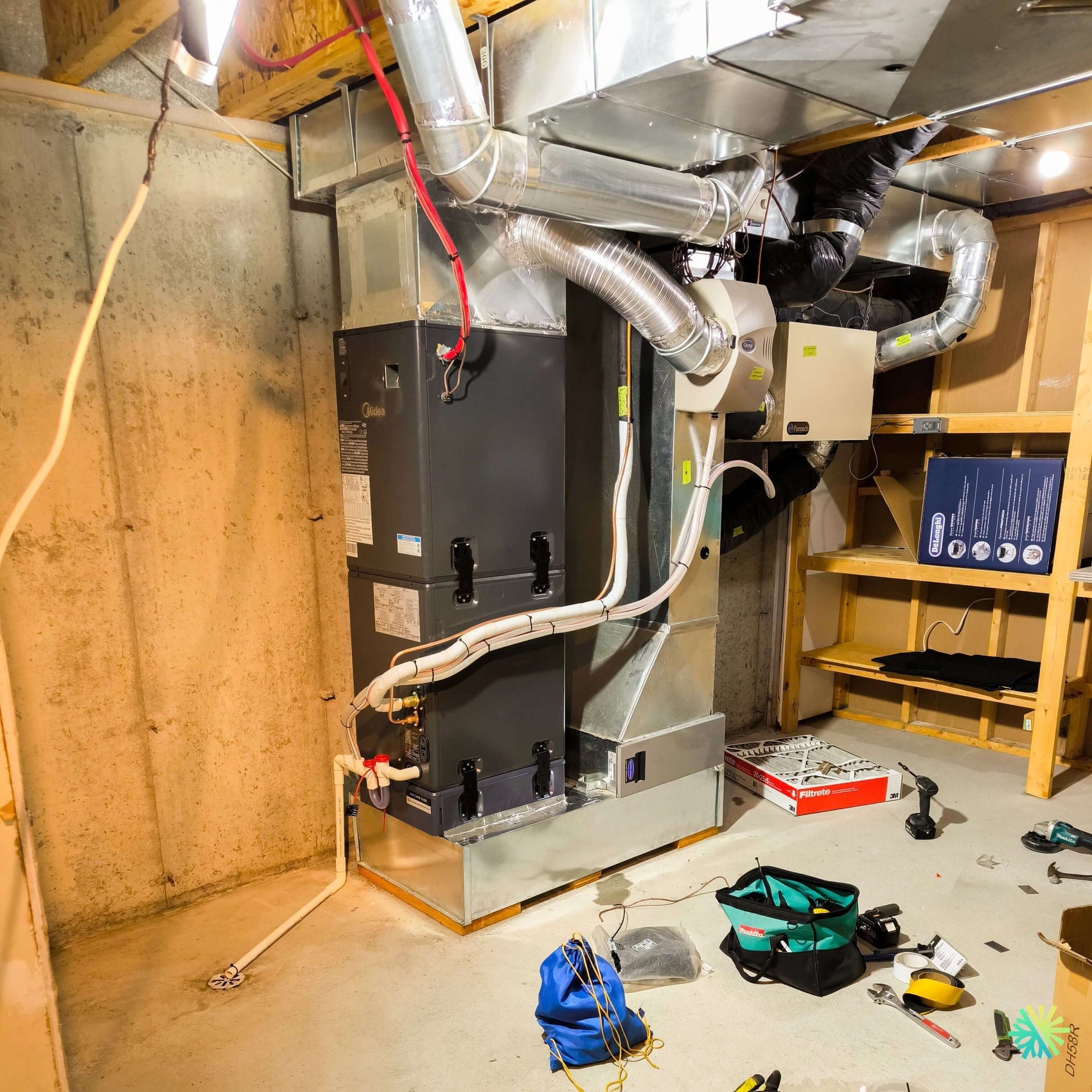 Installation d’une Fournaise Électrique MIDEA EVOX G3 2.5 Tonnes à Sainte-Catherine : système central avec air handler dans un sous-sol résidentiel