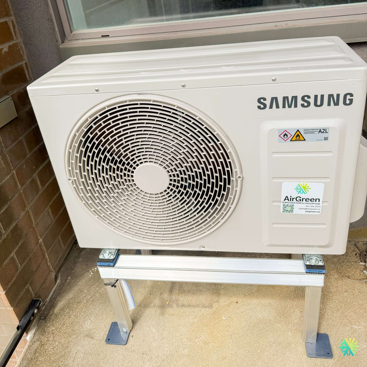 Installation d’une thermopompe murale Samsung WindFree™ MaxHeat sur balcon à Lachine, Montréal