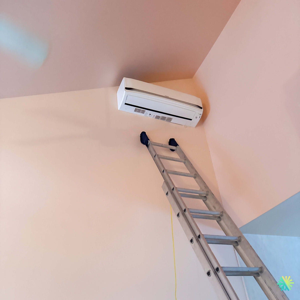 Installation d’une thermopompe murale Hitachi airHome 800 HeatForce dans une cage d’escalier à Laval-des-Rapides, Laval