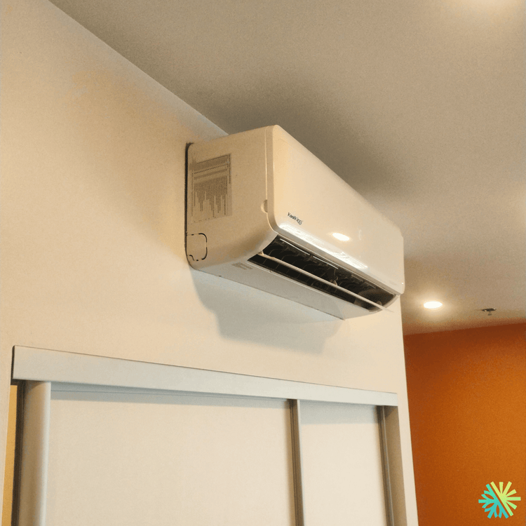 Nettoyage d’une thermopompe murale KoolKing à Ville-Marie (Montréal)