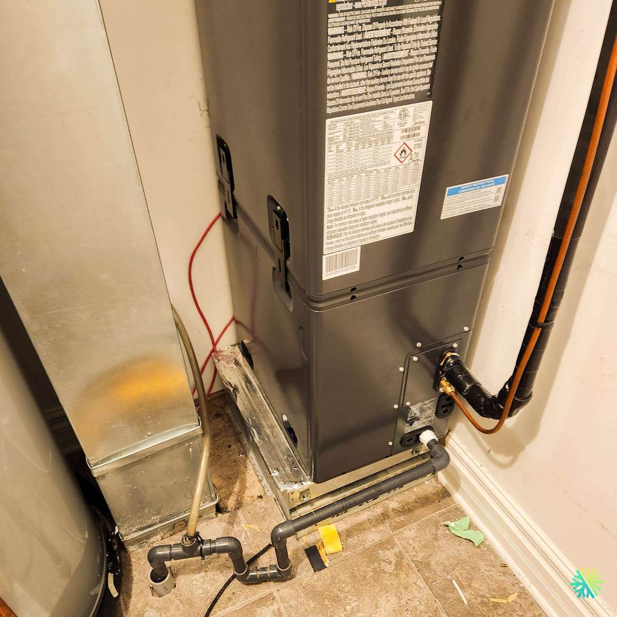 Installation d’une fournaise électrique MIDEA EVOX G3 3 tonnes à Varennes : système central avec air handler dans un espace mécanique restreint