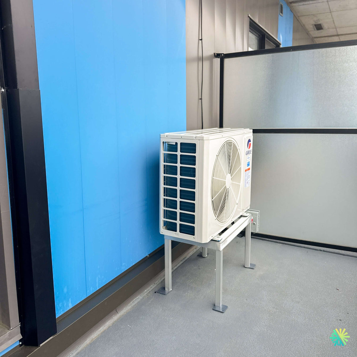 Installation d'une thermopompe murale 2 têtes GREE FreeMatch R32 (GWHD(24)ND6MO) à Blainville, Rive-Nord