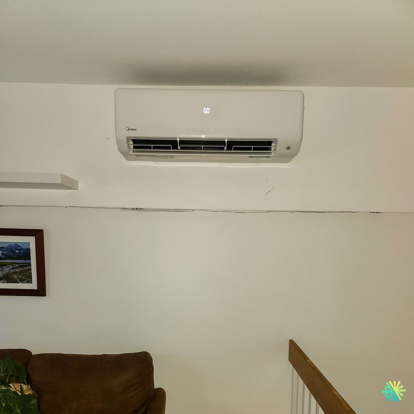 Installation d’une thermopompe murale MIDEA35 18 000 BTU à Pointe-Calumet : mini split haute efficacité installé dans un espace résidentiel ouvert avec mezzanine