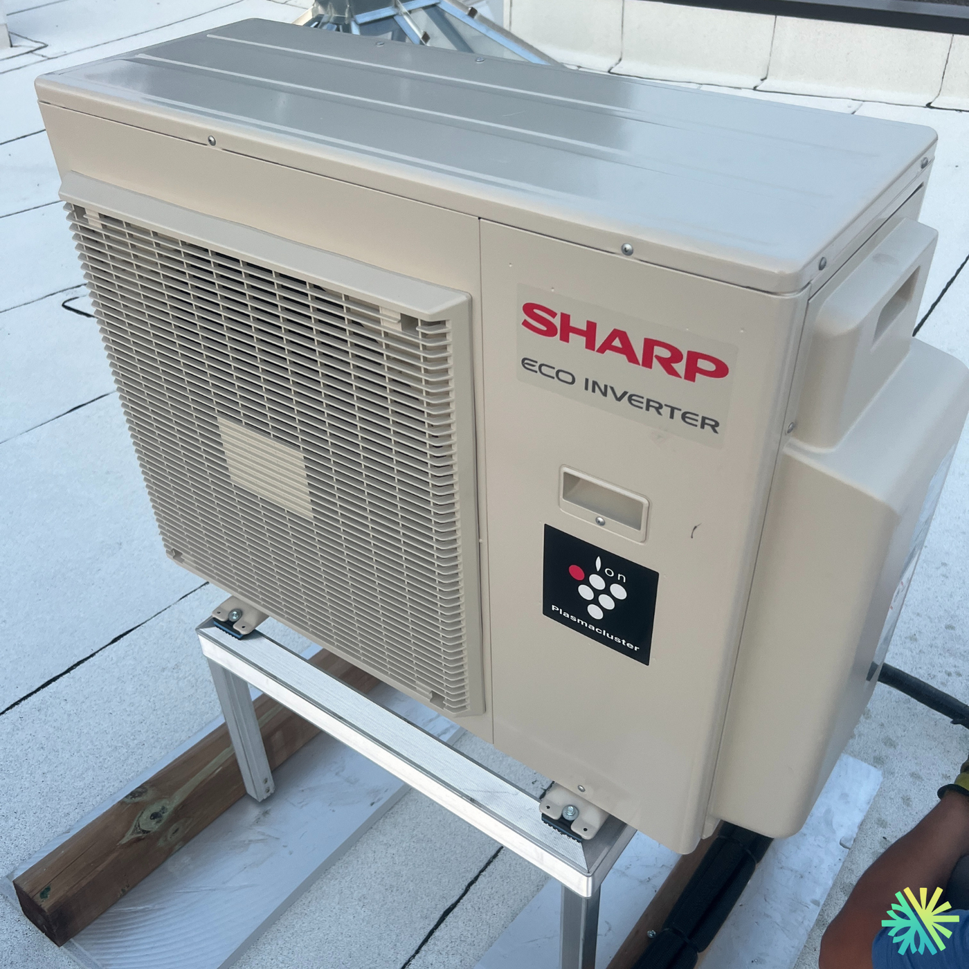 Installation d’une thermopompe murale Sharp sur toiture au Plateau-Mont-Royal