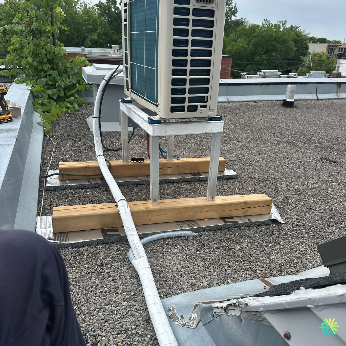 Réparation d’une thermopompe Midea sur toit plat à Côte-des-Neiges
