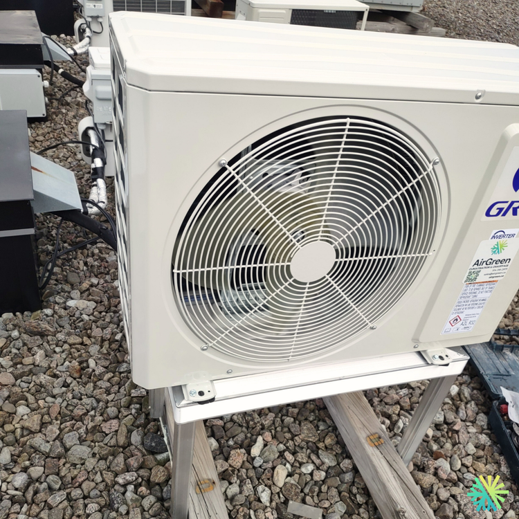 Installation d’une thermopompe murale Gree sur toiture au Plateau-Mont-Royal